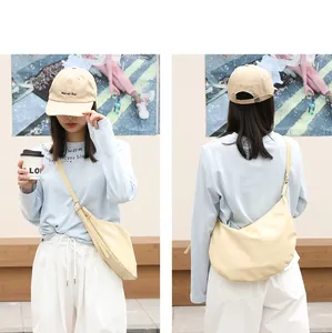 Vista detallada del bolso bandolera de cuero PU crema de estilo japonés informal
