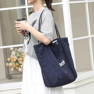 Bolso tote de nailon azul marino de gran capacidad para uso casual y diario.