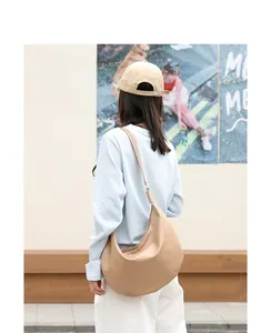 Detalle de vista trasera de mujer con bolso bandolera de cuero PU suave color canela