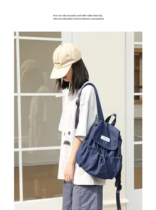 Mochila retro de lona azul marino con diseño plisado y cierre de cordón ajustable