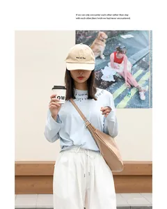 Primer plano de una modelo con un bolso bandolera de cuero PU beige muy moderno