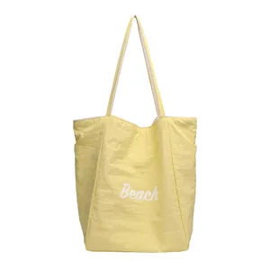 Bolso tote minimalista de nailon amarillo con estampado de letras Beach blancas al frente