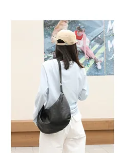 Primer plano de un bolso bandolera de moda en cuero PU suave negro tipo bolsa