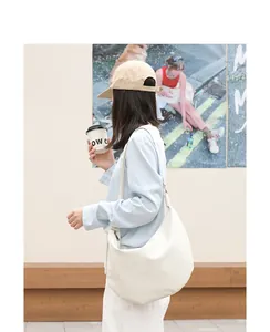 Vista lateral de un bolso bandolera minimalista de cuero PU suave en blanco roto