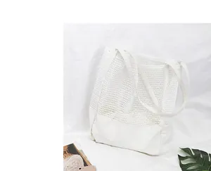 Detalle de un bolso tote de malla blanca y lona que muestra la textura y el diseño