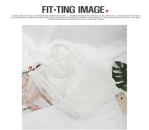 Detalle de elegante bolso de malla y lona blanca sobre fondo blanco estético suave
