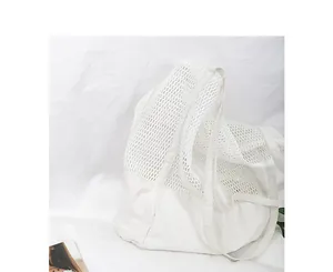 Detalle de primer plano de la malla blanca y la lona en el bolso de playa