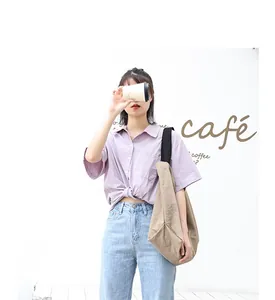 Dettaglio lifestyle di questa borsa a tracolla in nylon kaki minimalista di grande capacità