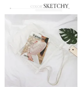 Primer plano de bolso de malla de lona blanca con una revista de moda de tendencia