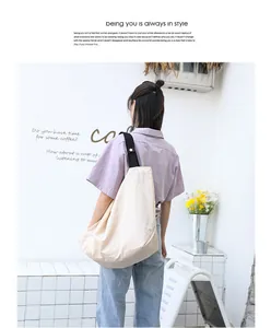 Vista posteriore di una modella con una borsa a tracolla minimalista in nylon beige