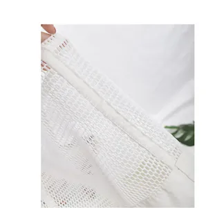 Primer plano del tejido de malla blanca transpirable y las costuras de un bolso tote.