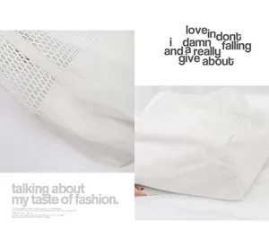 Detalle de un bolso tote de malla y lona blanca que muestra las texturas del tejido
