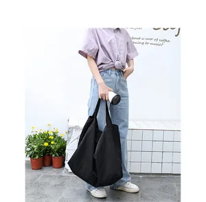 Borsa tote nera in nylon di grande capacità per uno stile casual quotidiano minimalista