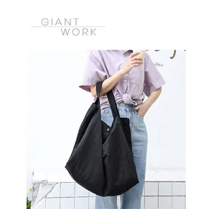 Elegante borsa a tracolla in nylon nero di grande capacità indossata quotidianamente