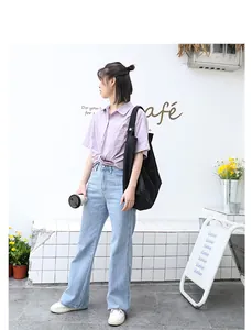 Borsa tote casual in tela nera di grande capacità indossata da una modella