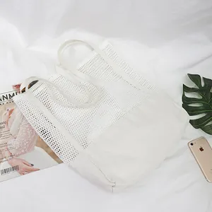 Bolso tote grande de malla blanca y lona para compras informales en la playa