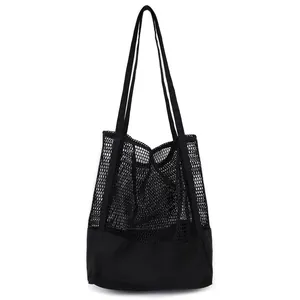 Elegante bolso tote negro de malla y lona, gran capacidad para la playa y las compras.