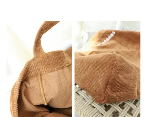 Detalle de bolso de pana marrón que muestra las costuras y la textura de canalé