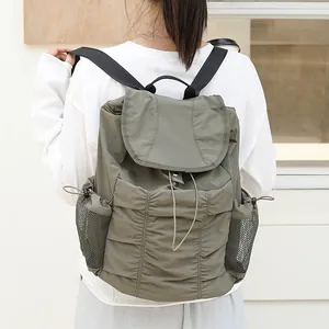 Mochila informal de nylon plisado de estilo japonés con gran capacidad y solapa