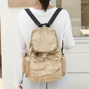 Mochila informal de nailon beige de estilo japonés con diseño plisado y gran capacidad