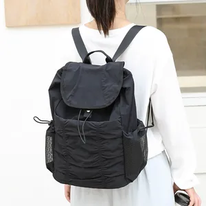 Mochila minimalista de nailon negro con solapa y cordón, gran capacidad para uso diario