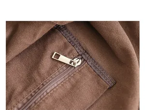 Vista detallada de la cremallera metálica de alta calidad de un bolso tote de lona marrón