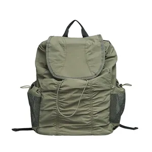 Mochila casual de nylon verde oliva con diseño plisado, solapa y bolsillos laterales de malla