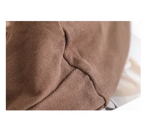 Primer plano de lona lavada marrón que muestra la textura duradera del bolso de cubo.