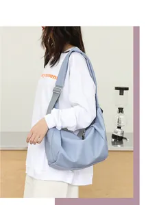 Bolso bandolera de cuero PU azul claro con correa ajustable y detalles plisados