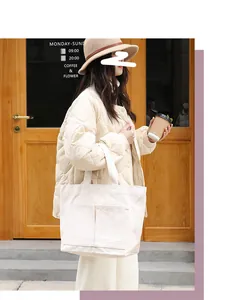 Minimalistischer weißer Canvas-Shopper mit Vordertaschen in einer Shop-Umgebung