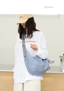 Bolso bandolera azul de piel sintética suave estilo dumpling con correa ancha