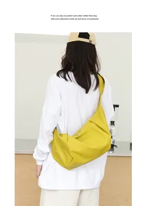 Vista trasera de un elegante bolso bandolera de cuero PU amarillo plisado en una modelo