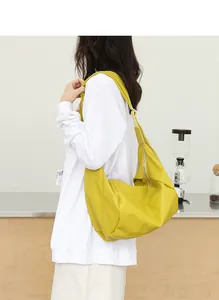 Bolso amarillo de cuero PU suave presentado en una modelo femenina vista de perfil