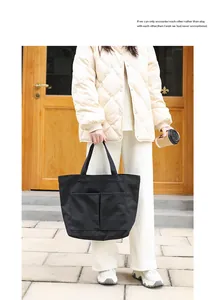 Große minimalistische schwarze Canvas-Tasche mit zwei Vordertaschen im Retro-Stil