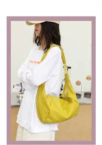 Detalle de un bolso de hombro de piel sintética suave de color amarillo brillante