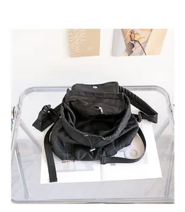 Vista interior detallada de una mochila de lona negra con bolsillo interno con cremallera