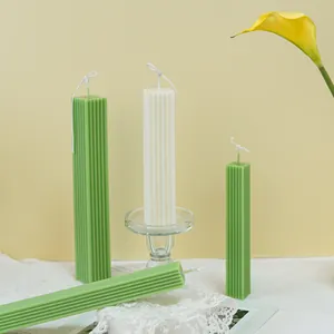 Velas de pilar acanaladas decorativas en verde y blanco con una textura elegante