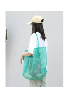 Bolso tote de malla verde para mujer, bolso de hombro hueco ligero con diseño moderno.