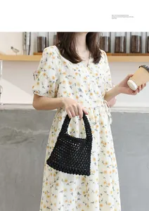Nahaufnahme einer handgefertigten schwarzen Baumwolltasche mit Lochmuster-Design