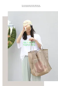 Bolso de hombro minimalista de malla beige en un entorno lifestyle con una modelo