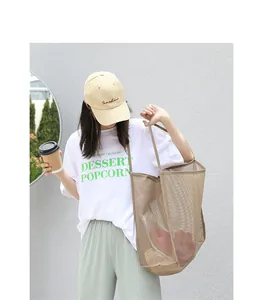 Bolso de malla caqui informal llevado por una modelo en un entorno de estilo