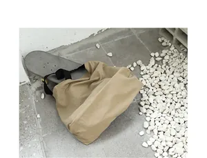 Dettaglio ravvicinato della borsa tote in nylon impermeabile kaki con cinghie nere