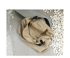 Vista dettagliata degli interni spaziosi e della tasca interna di questa borsa tote in nylon kaki.
