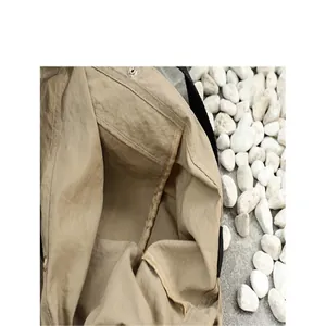 Vista dettagliata dell'ampia fodera interna e della tasca laterale di una borsa tote in nylon kaki