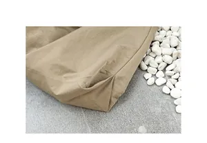 Dettaglio ravvicinato della trama in nylon impermeabile di una borsa kaki