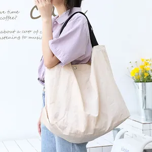 Borsa a tracolla capiente in nylon crema dal design minimalista per viaggi ed uso quotidiano