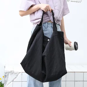 Borsa tote minimalista in nylon nero di grande capacità per viaggi