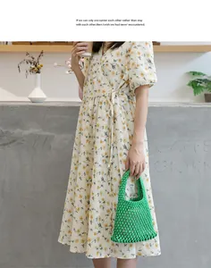 Nahaufnahme einer grünen handgewebten Netztasche in einer entspannten Alltagsszene