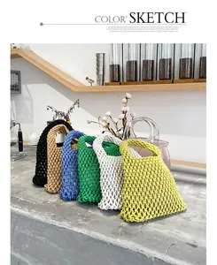 Handgewebte Baumwollnetztaschen in verschiedenen Farben auf einer modernen Café-Theke