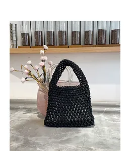 Detailansicht einer schwarzen handgewebten Netztasche mit Kordelzug-Innentasche